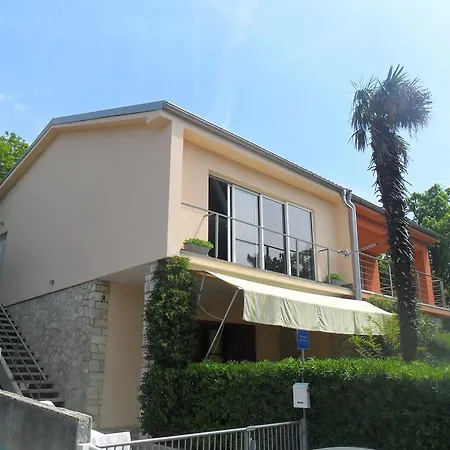 Holidays Apartman *
